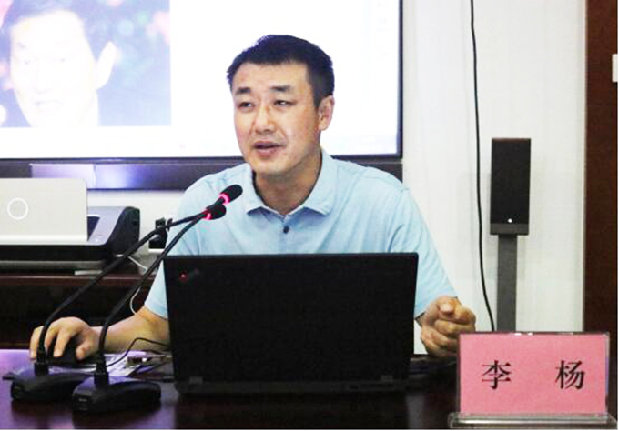 黨委委員、紀委書記、工會主席李楊對新員工進行廉潔從業(yè)教育